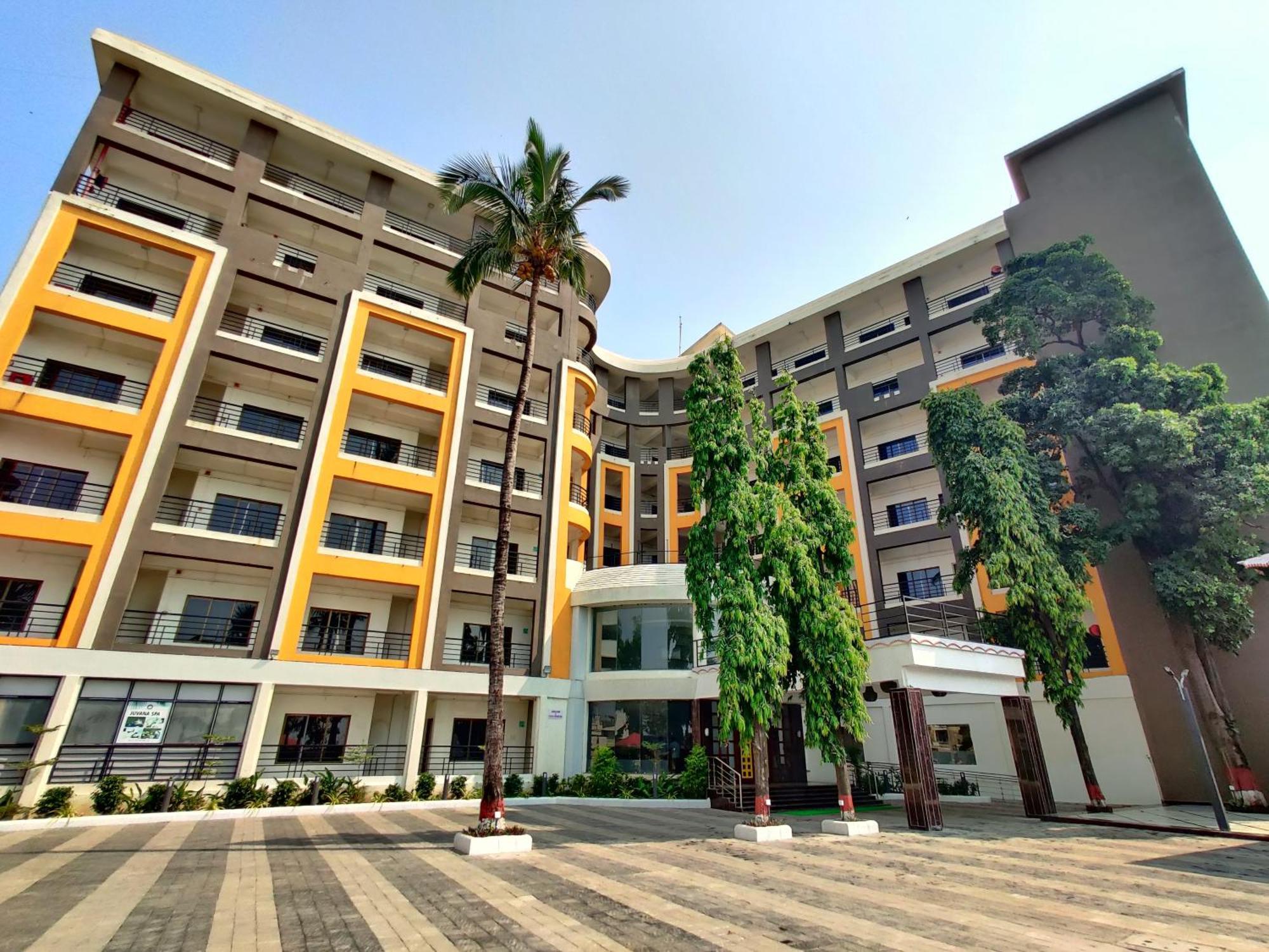 Golden Chariot Hotel Daman Exterior photo