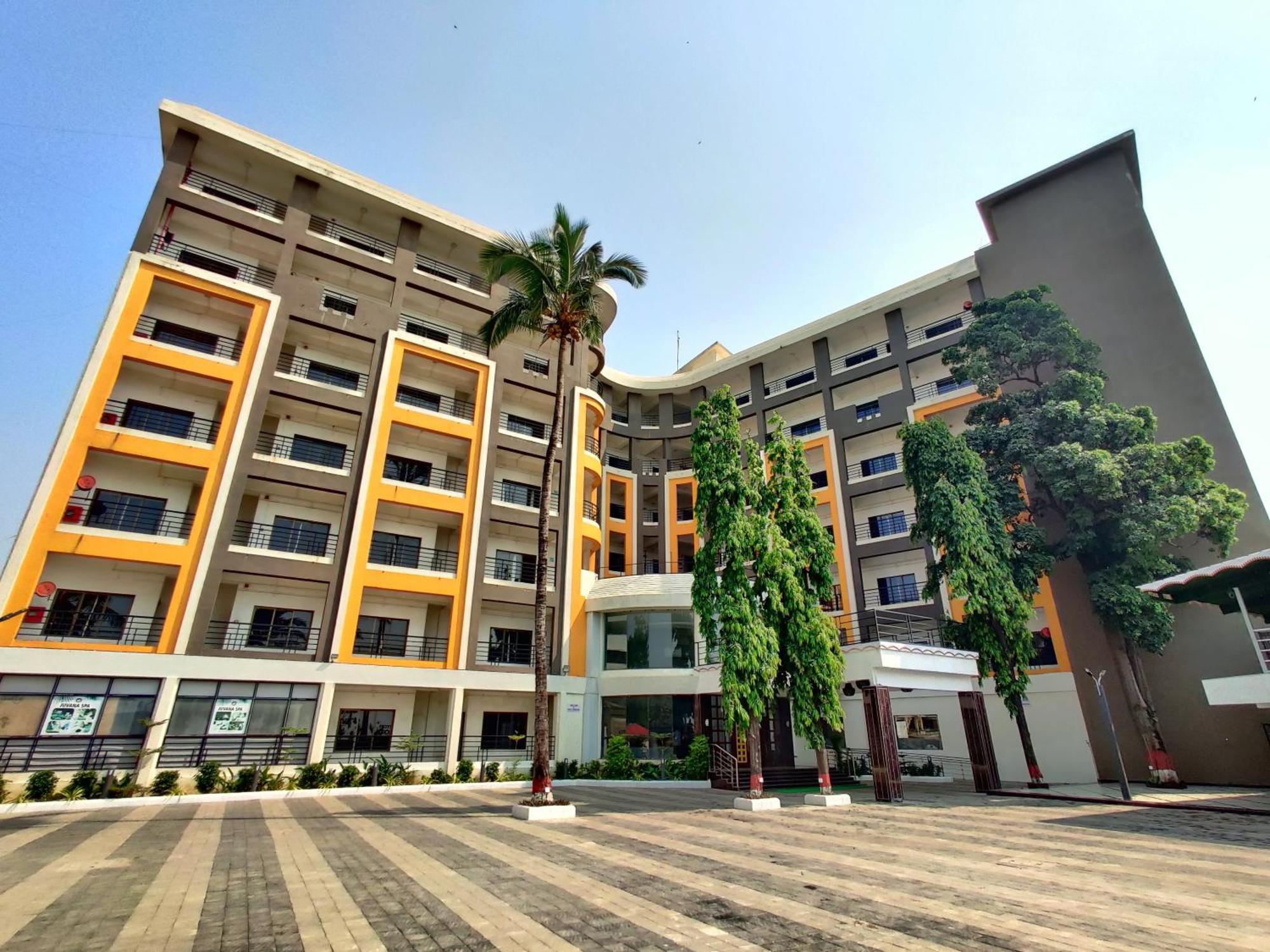 Golden Chariot Hotel Daman Exterior photo