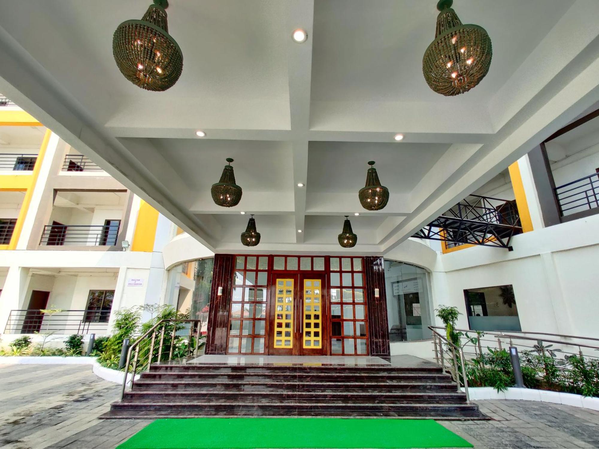 Golden Chariot Hotel Daman Exterior photo