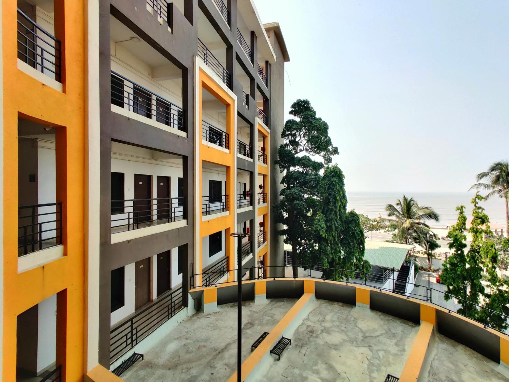 Golden Chariot Hotel Daman Exterior photo