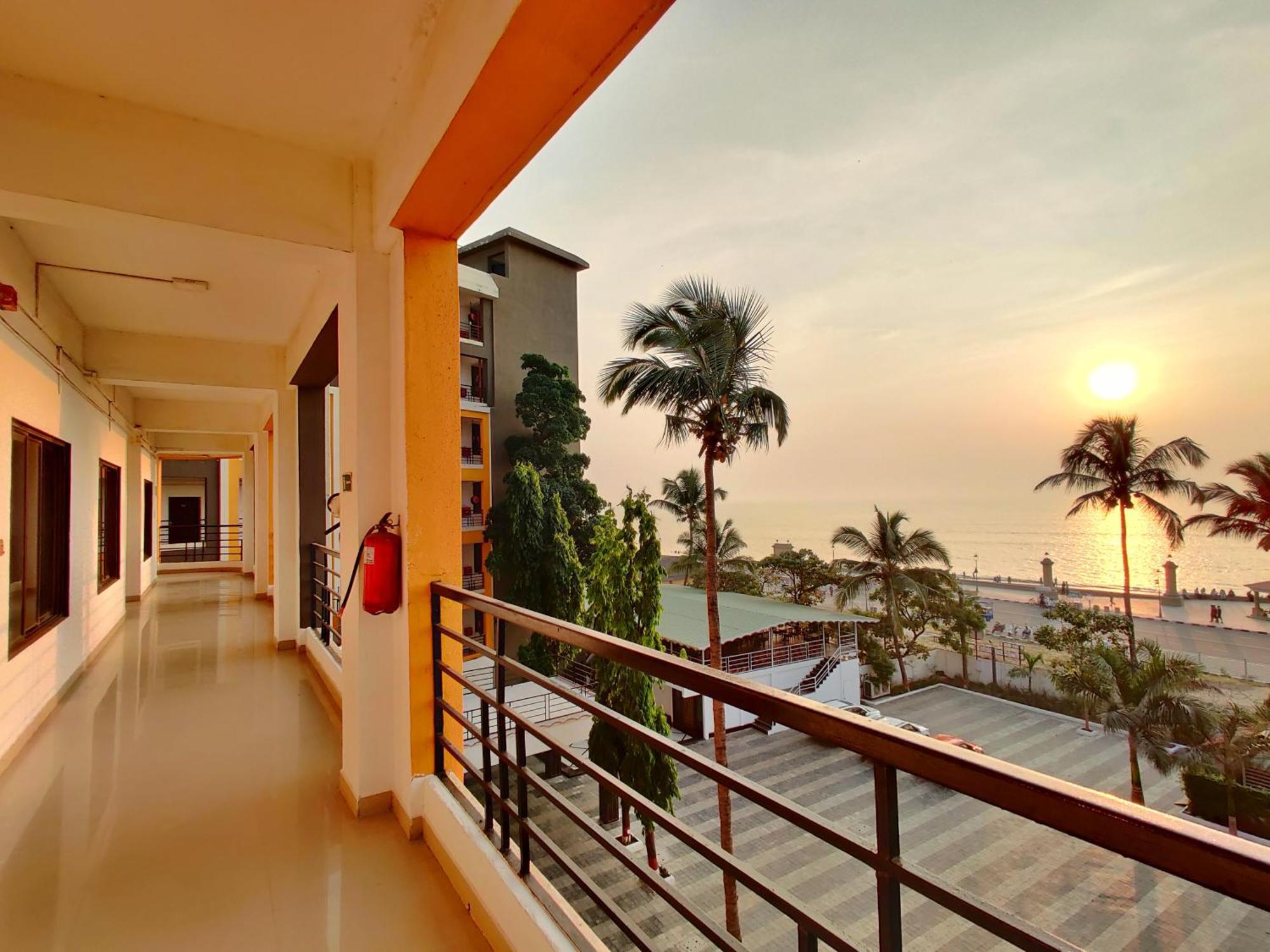 Golden Chariot Hotel Daman Exterior photo